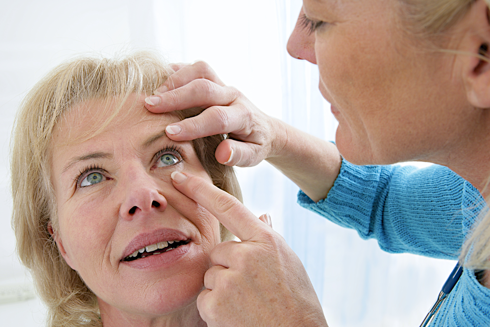 Sobald Symptome einer Netzhautdegeneration auftauchen – direkt Termin beim Augenarzt vereinbaren