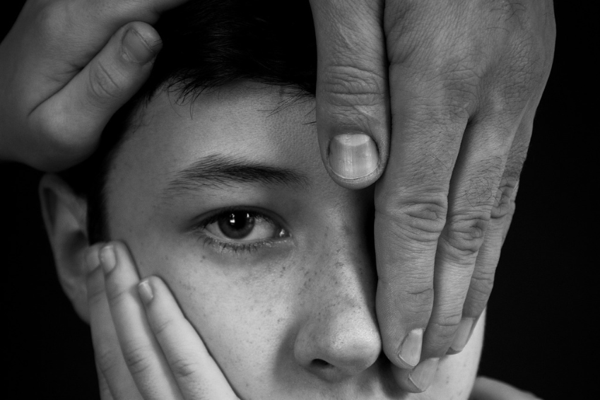 Das Glaukom Symptom Gesichtsfeldausfall tritt aufgrund der Schädigung des Sehnervs auf