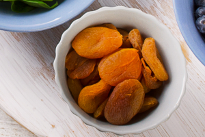 Ernährung bei Makuladegeneration mit Aprikosen (Shutterstock)